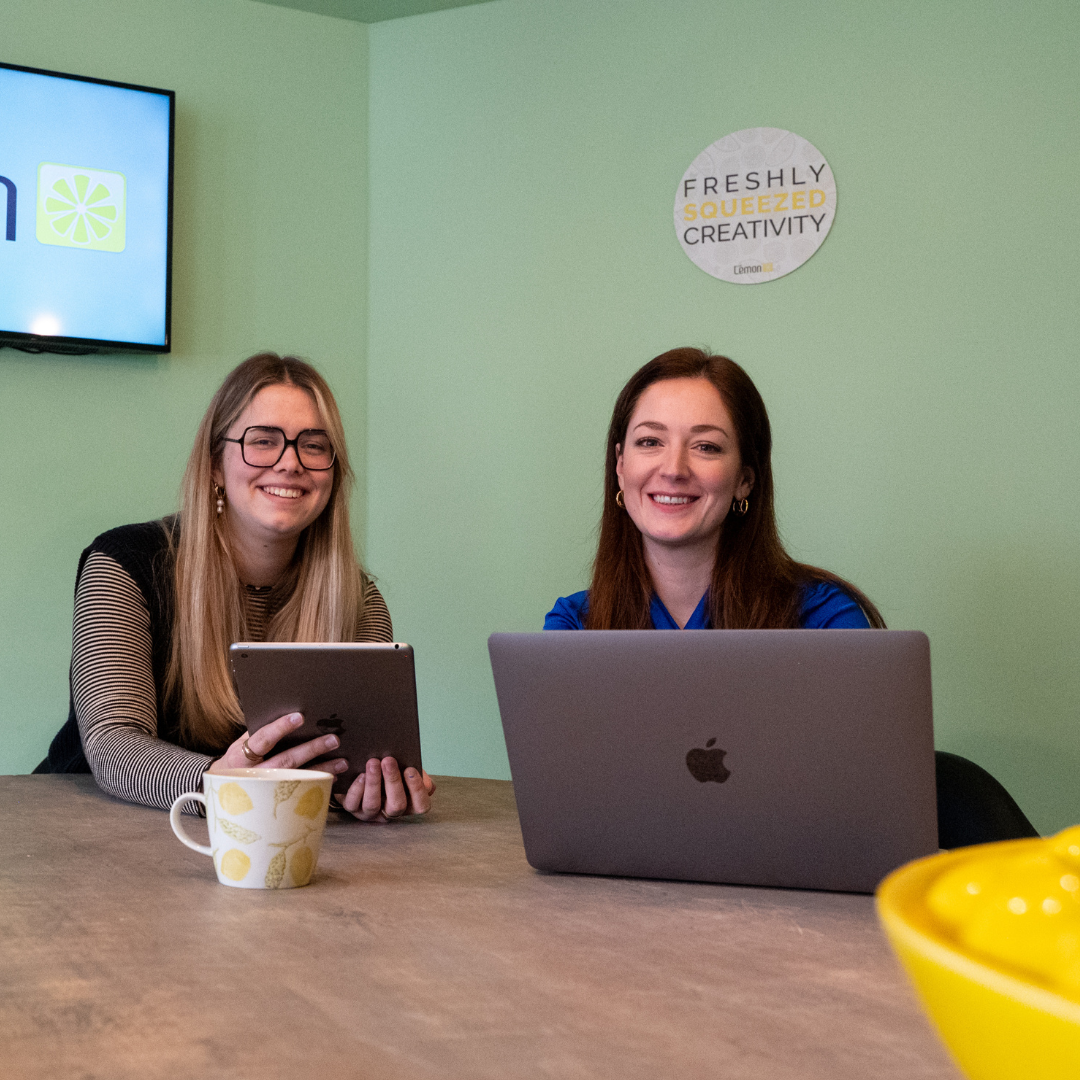 Lies en barbra samen aan het werken.