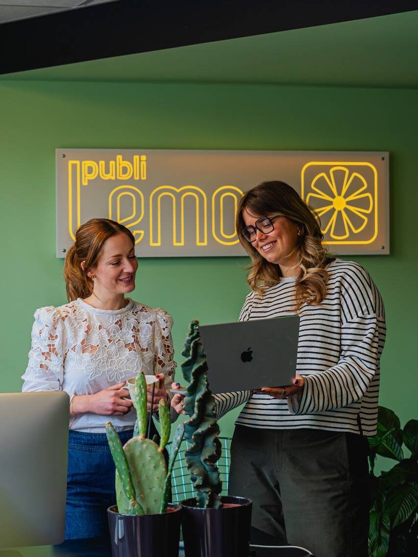 Foto van Barbra en Lies aan het werk
